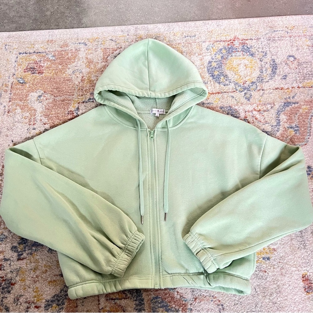 pastel green zip-up🍏